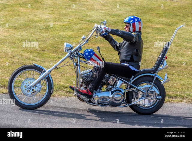 peter-fonda-arrives-at-the-top-of-the-hillclimb-on-his-harley-davidson-DFXEGA.jpg